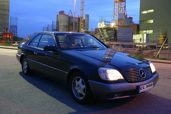 Wczesne coupé o zmierzchu. Zanim Mercedes wymyślił klasę CL, dwudrzwiowa Klasa S nazywała się po prostu SEC — w prostej linii po serii C126.