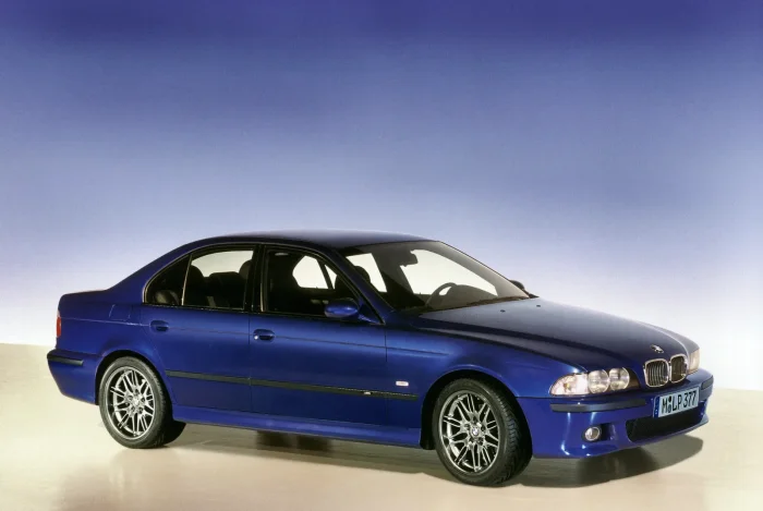 M5 E39 w studyjnym błękicie — auto, które dział BMW M zbudował wbrew własnym początkowym założeniom, sięgając po V8 zamiast tradycyjnej rzędowej szóstki.
