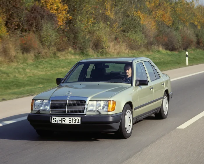 Sedan 124 z 1986 roku w spokojnym, neutralnym kadrze — tło dla najczęstszego pytania, jakie zadaje się przy tym aucie: ile pali. Odpowiedź zależy od tego, co siedzi pod maską: oszczędny diesel czy spragniona benzynowa szóstka. Różnica w rocznym rachunku i