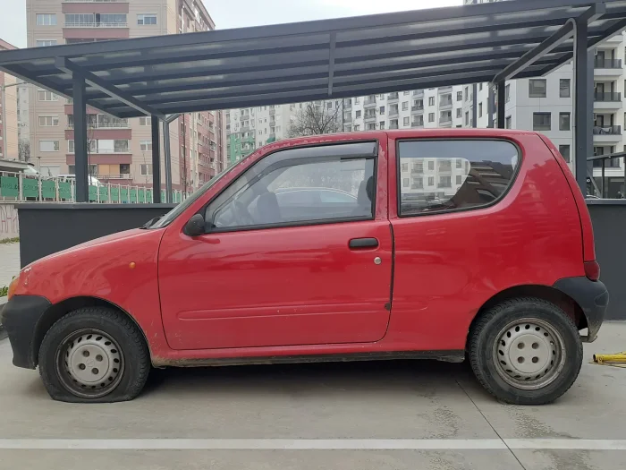 Trzy metry i trzydzieści cztery centymetry — o dziewięć centymetrów więcej niż Cinquecento, po którym Seicento odziedziczyło płytę podłogową. Z boku najlepiej widać, jak turyńscy styliści wygładzili ostre krawędzie poprzednika.
