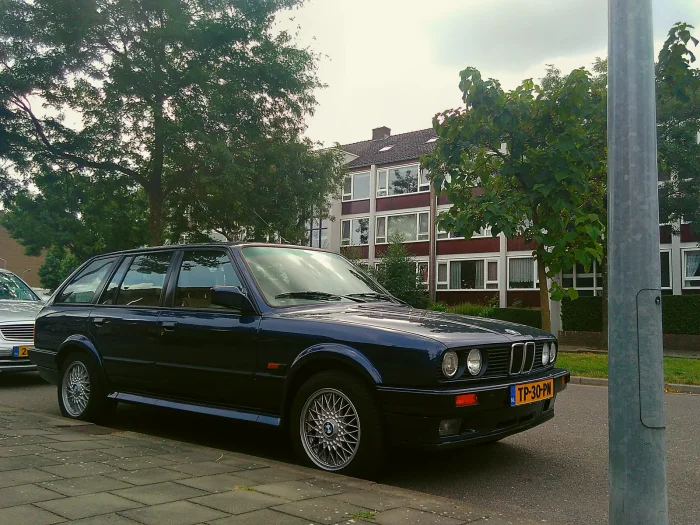 Touring mierzy 4325 mm długości przy 2570 mm rozstawu osi — dokładnie tyle co sedan E30. Cała różnica siedzi za słupkiem B: bagażnik mieści 370 litrów, a po złożeniu oparć kanapy 1125.