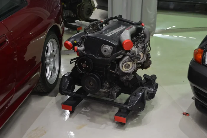 RB26 wyjęty z auta razem z belką. W 2019 roku Nissan wznowił produkcję części do tego silnika w ramach programu Nismo Heritage — fabryka wróciła do auta, którego nie budowała od kilkunastu lat.