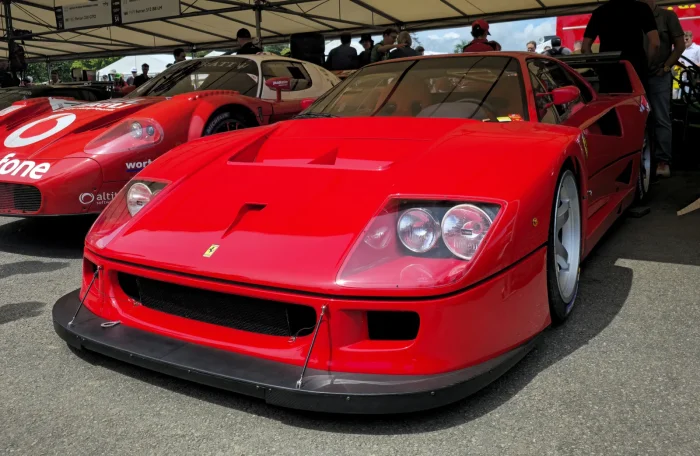 Ferrari F40 w wersji wyścigowej: przedni splitter, lotki i obniżone nadwozie pod docisk. Odmiany przygotowane przez Michelotto — F40 LM i Competizione — dały temu autu tor, dla którego naprawdę się urodziło.