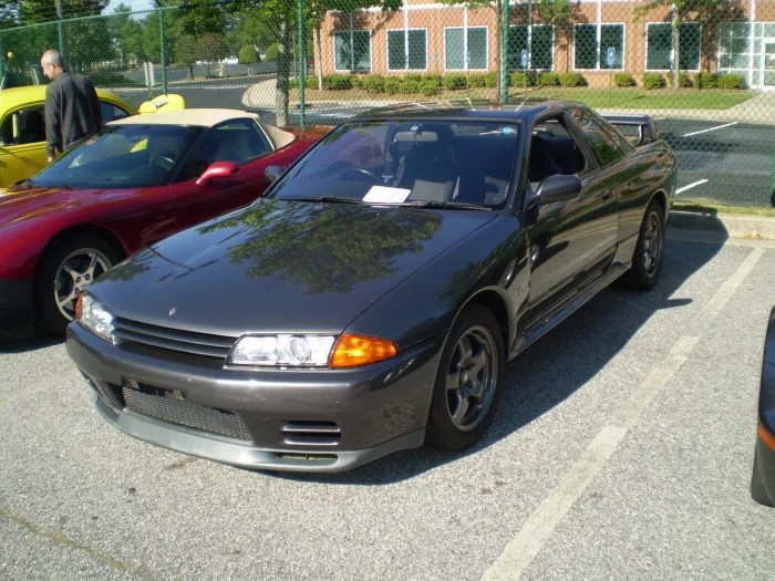 R32 GT-R poza muzeum: 4545 mm długości i 1430 kg masy. Napęd ATTESA E-TS w spokojnej jeździe posyła cały moment na tylną oś, a przednie koła dołącza dopiero wtedy, gdy elektronika uzna to za potrzebne.