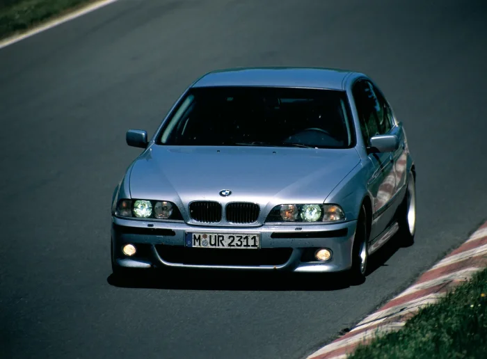 M5 E39 na Nordschleife — zanim auto trafiło na tor naprawdę, dokładnie to samo okrążenie odtwarzało robotyczne stanowisko testowe w hali BMW.
