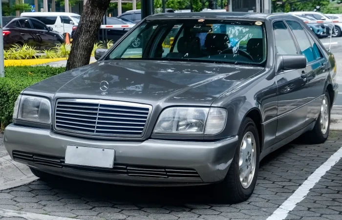 S 500 w dwukolorowym malowaniu z epoki. Pod maską M119 — widlasta ósemka ze zmiennymi fazami rozrządu, technika ze schyłku lat 80., która starzeje się z godnością.
