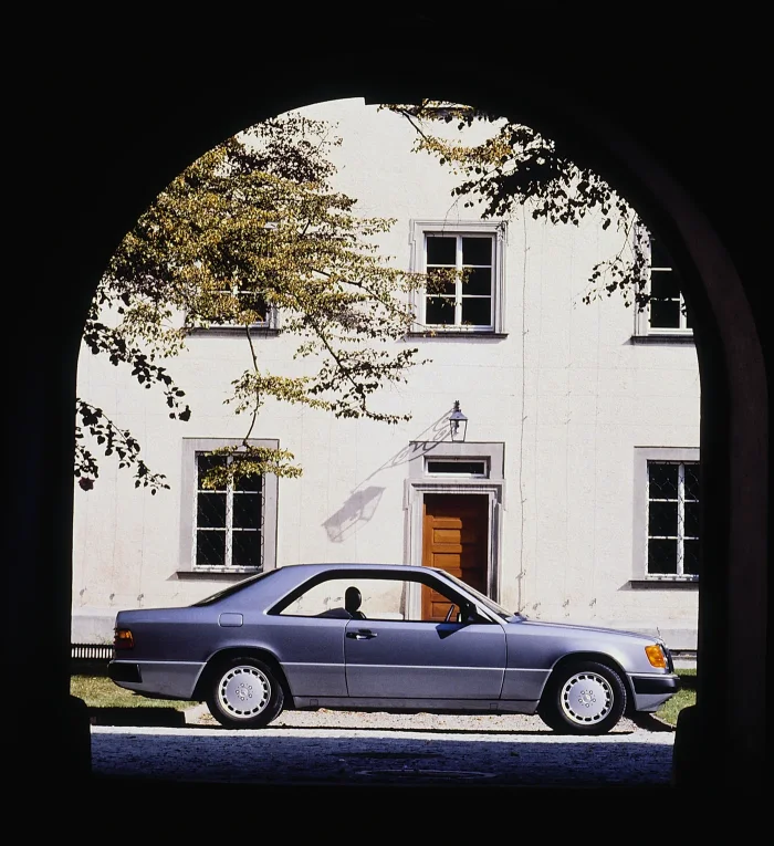 Drugi profil coupé C124 z 1987 roku. Coupé bazowało technicznie na sedanie, lecz dostawało mocniejsze i bardziej kulturalne silniki — nie było autem dla liczącego litry, lecz dla kogoś, kto cenił linię. Najsłynniejsza odmiana, 300CE-24, do dziś uchodzi za