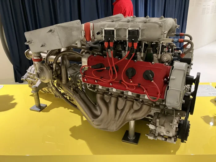 Silnik typu F120A: 90-stopniowe V8, 2936 cm³, dwie turbosprężarki IHI i para chłodnic powietrza doładowującego. To on wypchnął F40 za granicę 320 km/h. Zbudowany, by wygrywać wyścigi, których nigdy nie było.