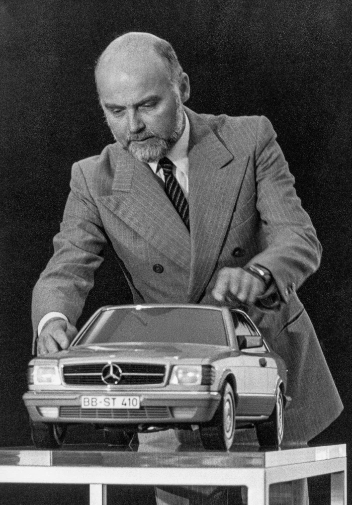 Bruno Sacco z modelem skalowanym kupe Klasy S (C126). C126 z 1981 roku to jeden z projektów, którymi Sacco najbardziej cenił - jeździł nim prywatnie do końca lat osiemdziesiątych.