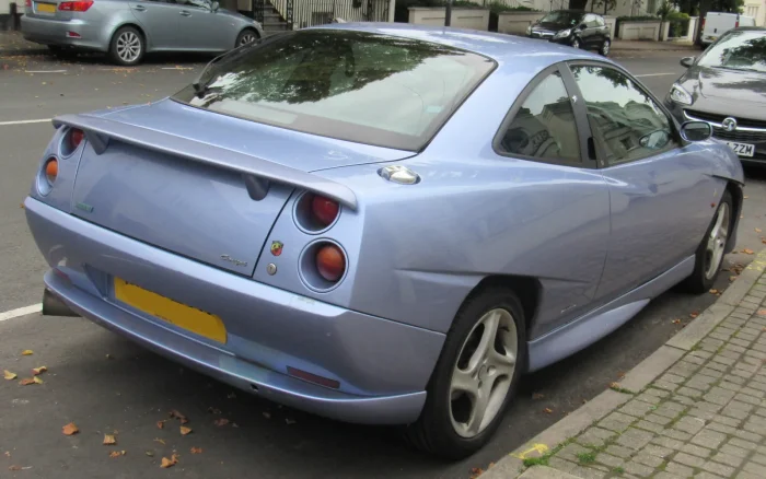 Okrągłe lampy i wysoko poprowadzony tył — Coupé nie udawało, że jest łagodne.