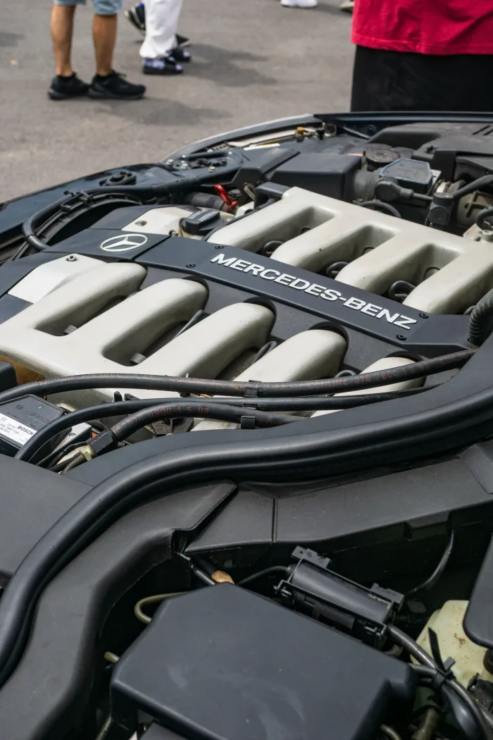 Sześć litrów, dwanaście cylindrów, czterdzieści osiem zaworów. M120 pod maską coupé — silnik, który powstał, żeby dogonić BMW, a skończył w Pagani Zondzie.