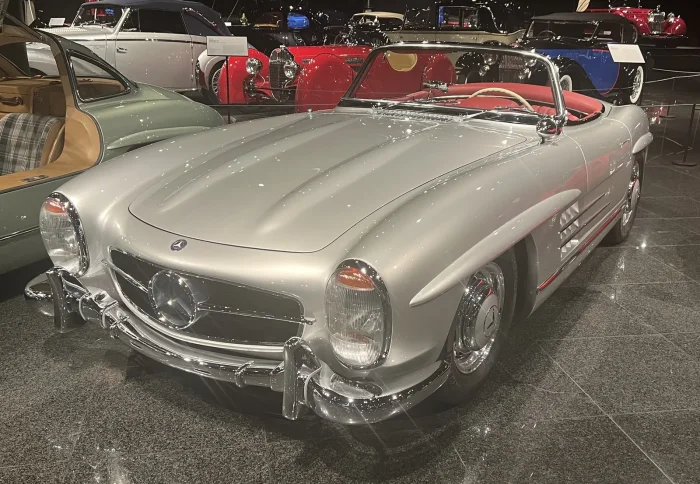 300 SL Roadster z 1957 roku — następca Gullwinga bez skrzydeł. Dostał zwykłe drzwi, opuszczane szyby i spokojniejszy tył; charakterystyczne skrzydła stracił, ale sprzedał się w większej liczbie.