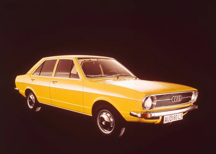 Audi 80 LS z 1972 roku na fabrycznej fotografii. To auto dziennikarze wybrali Samochodem Roku 1973 — przed Renault 5 i Alfą Romeo Alfettą.