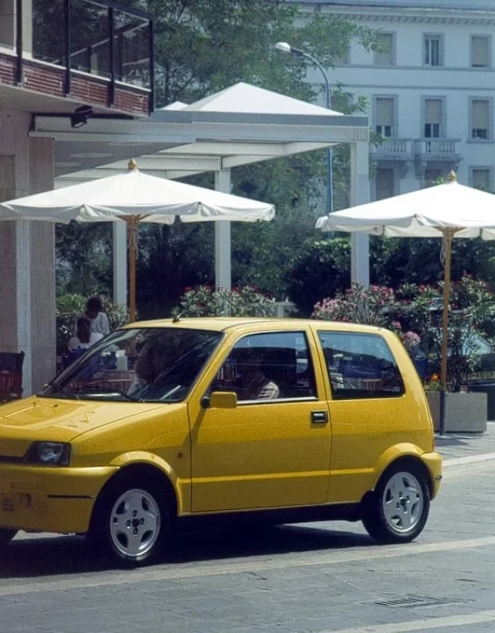 Żółty Sporting z fabrycznej sesji. Dziś to najbardziej poszukiwana i najdroższa wersja Cinquecento. *fot. Stellantis Heritage / archiwum Fiata*