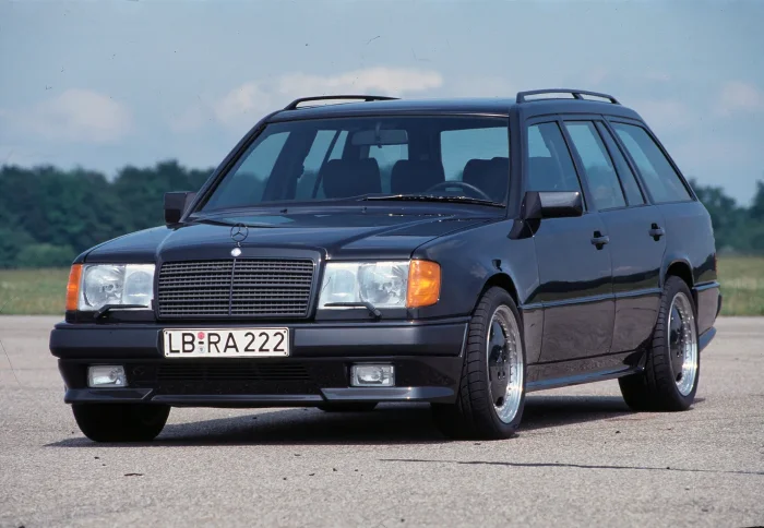Kombi 300TE w odmianie AMG z 1991 roku — rzadkość, o jakiej dziś marzą kolekcjonerzy. Zanim AMG zrosło się z Mercedesem, robiło z rodzinnych 124 maszyny, które potrafiły gonić ówczesne sportowce. Uniwersał, który wozi narty i jednocześnie wstydzi konkuren