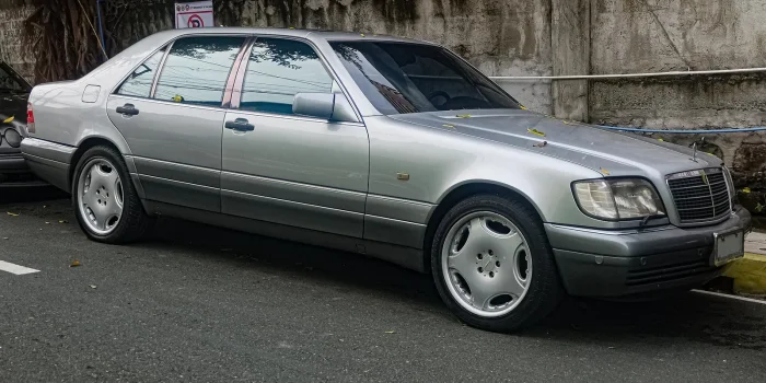 300 SD Turbodiesel z rynku amerykańskiego. Diesel w Klasie S brzmiał za oceanem egzotycznie, a woził właścicieli przez setki tysięcy kilometrów.