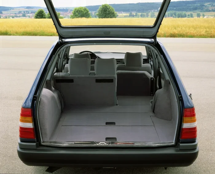Przestrzeń ładunkowa kombi S124 z 1985 roku, pod płaską klapą. To ten praktyczny szczegół, który robi z 124 auto na co dzień, a nie eksponat — zmieści się tu zakup na tydzień, narty albo komplet kół na zimę. Codzienność, dla której budowano T-Modell.