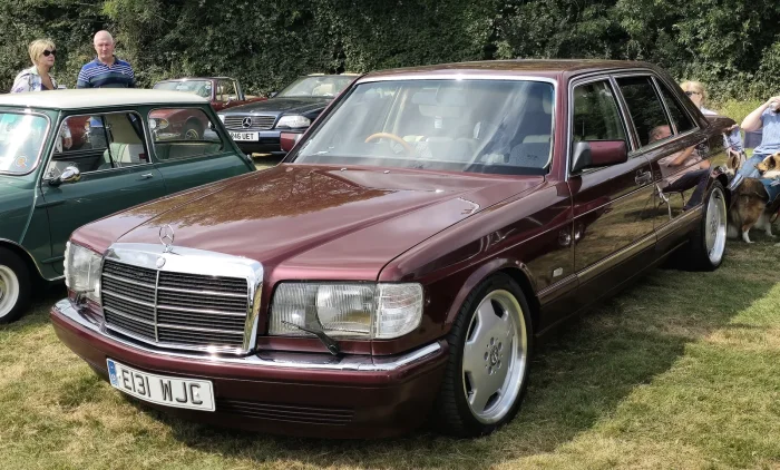560 SEL wieńczył gamę limuzyny — najdłuższe nadwozie i największy z V8, jednostka M117 o pojemności 5,5 litra. Dla wielu klientów to był docelowy Mercedes, po który jechało się do salonu.