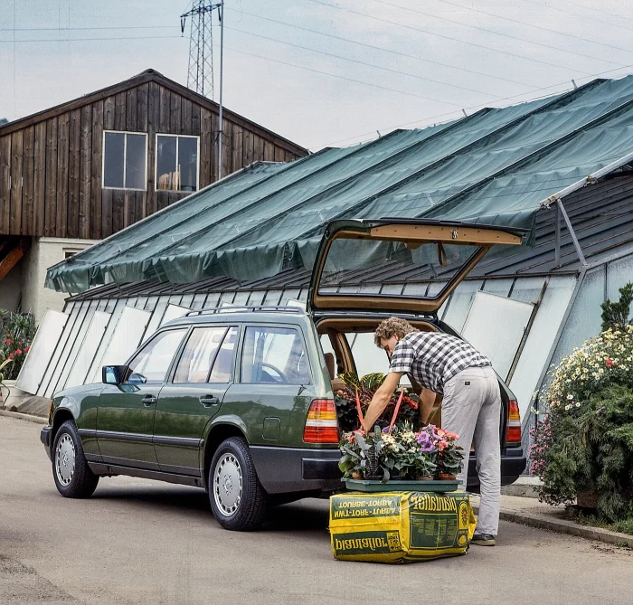 Tył kombi S124 z 1985 roku — równa klapa i prosta linia dachu, pod którą krył się największy atut nadwozia. W wersji na zamówienie pod podłogą bagażnika rozkładał się trzeci rząd siedzeń, skierowany tyłem do kierunku jazdy. Siedem miejsc w aucie, które je