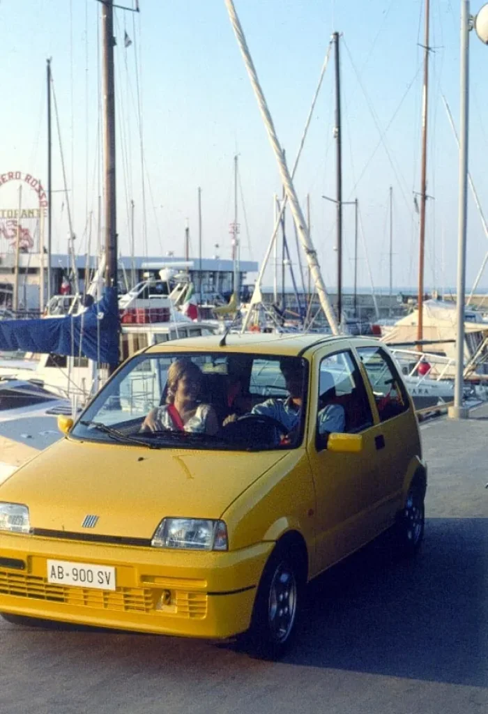 Sporting przy marinie — prasowy lifestyle lat 90. Mały Fiat już wtedy pozował na coś więcej niż tani środek transportu. *fot. Stellantis Heritage / archiwum Fiata*