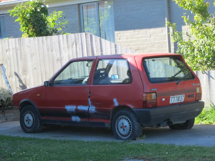 Uno Turbo i.e. — maly terror pierwszej serii z doladowanym silnikiem 1.3. Dzis jeden z najbardziej rozchwytywanych kolekcjonersko wariantow Uno.