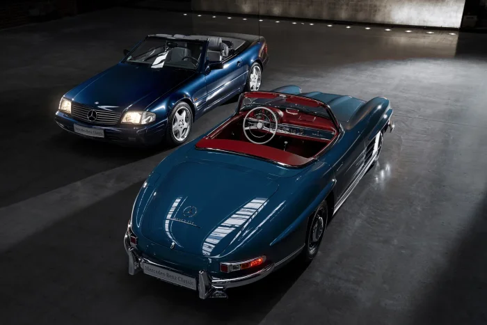 1995 rok - 300 SL Roadster W198 z 1960 obok SL 600 R129. Trzydzieści pięć lat różnicy. Sacco wiedział, że jego SL ma udźwignąć ciężar linii ciągnącej się od lat pięćdziesiątych. Patrząc dziś, z perspektywy ponad trzech dekad od premiery R129 - udźwignął.