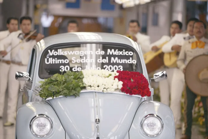 Puebla, 30 lipca 2003 roku. Ostatni klasyczny Garbus zjeżdża z taśmy przy dźwiękach mariachi, a bukiet na masce układa się w barwy meksykańskiej flagi.