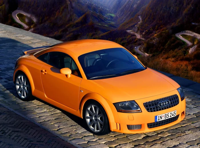 Audi TT w lakierze Papaya Orange, zdjęcie z 2003 roku.
