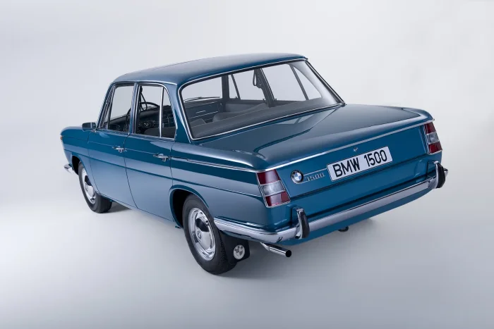 BMW 1500 od tyłu w trzy czwarte — niebieski egzemplarz, napis 1500 na klapie