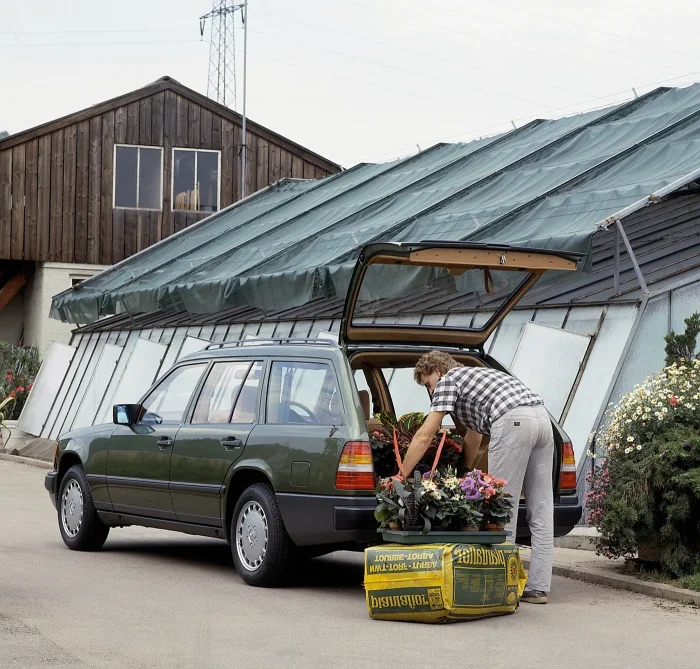 Wczesne kombi S124 z 1985 roku. Akurat ten rocznik w 2026 przekracza czterdzieści lat — czyli przechodzi po właściwej stronie granicy, za którą stary Mercedes staje się w oczach prawa „pojazdem historycznym