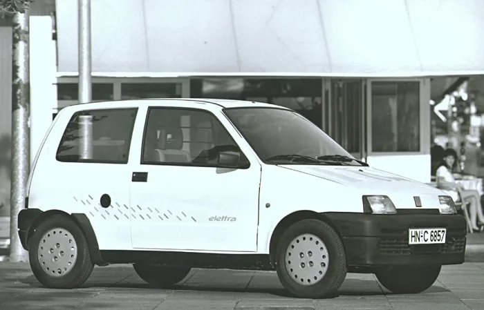 Cinquecento Elettra z 1992 roku — elektryczna odmiana, w której akumulatory wypełniły przedział bagażowy. Dziś jedna z największych rzadkości modelu. *fot. Stellantis Heritage / archiwum Fiata*