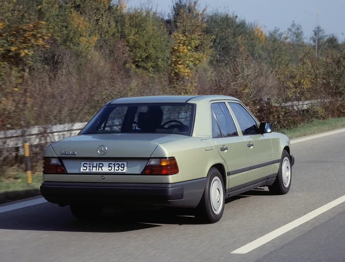 Rodzinne ujęcie gamy 124 z 1986 roku, gdy do sedana dołączyło już kombi T-Modell. Z jednej platformy Mercedes potrafił zbudować auta o zupełnie różnych charakterach, nie gubiąc wspólnej sylwetki. Tę różnorodność nadwozi rozkładamy szerzej w osobnym przewo