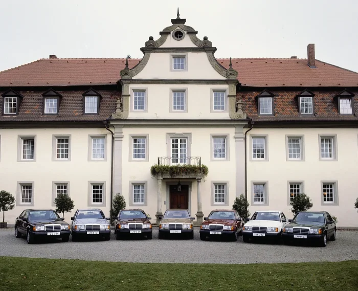 Sedan 300E z 1985 roku — wersja z rzędową szóstką, najpierw M103, później mocniejszym M104. To one dały benzynowemu 124 kulturę pracy, jakiej diesle nigdy nie miały, choć płaciło się za nią przy każdym tankowaniu. 300E pali średnio prawie czternaście litr