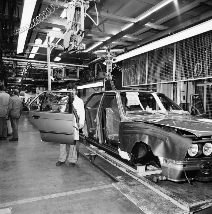 Montaż drzwi sedana E30 w zakładzie Dingolfing, 1984. Dwa lata po premierze taśmy pracują już pełnym rytmem.