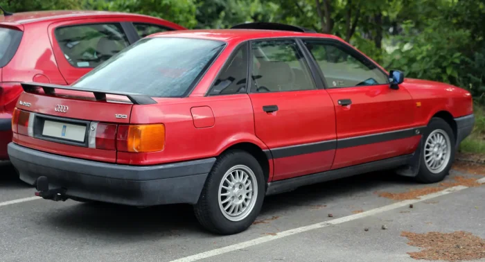 Audi 80 1.8 S woziło niemiecką klasę średnią do pracy. Dziś od takich egzemplarzy najczęściej zaczyna się przygoda z klasykiem — uczciwe sztuki startują od kilku tysięcy złotych.