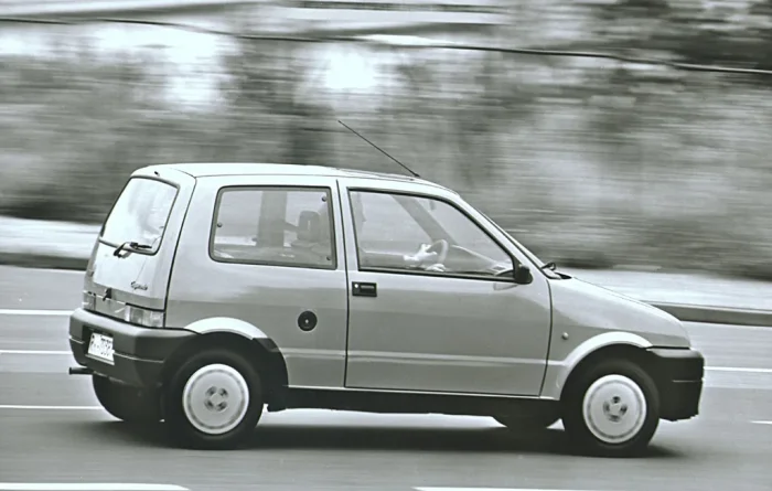 Cinquecento 700 pierwszej serii w fabrycznym materiale prasowym. Dwucylindrowiec wywodzący się z Malucha napędzał najtańszą wersję modelu. *fot. Stellantis Heritage / archiwum Fiata*