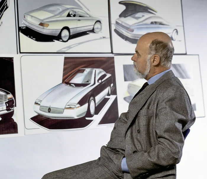 Sacco wśród szkiców coupé Mercedesa, 1992 rok. R129 jest już trzy lata na rynku, V12 600 SL właśnie debiutuje. Biuro projektowe pracuje równolegle nad gamą W210 i przyszłym CLK.