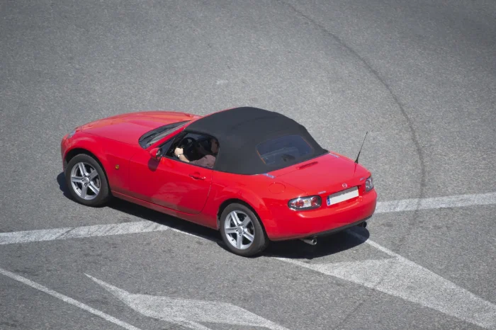 Trzecia generacja NC urosła i dostała płytę podłogową częściowo dzieloną z Mazdą RX-8. Cięższa i wygodniejsza od poprzedniczek, wciąż jednak prowadziła się jak MX-5.
