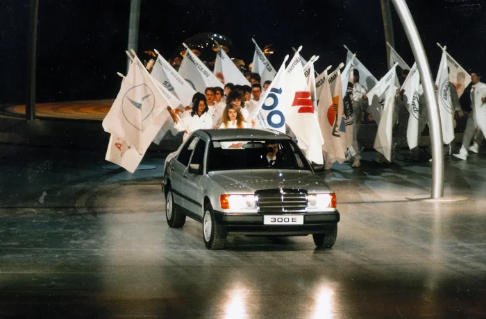 Sedan 300 E z wczesnej produkcji, 1986. W chwili premiery auto nie miało jeszcze nazwy „klasa E