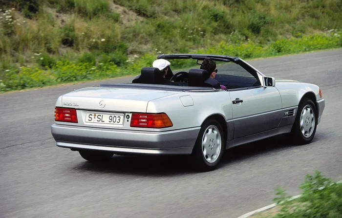 SL 600 po MOPF2 — sesja Mercedes-Benz Classic z 2021 roku. Pod maską ten sam M120, który napędzał wersję od 1992 roku.