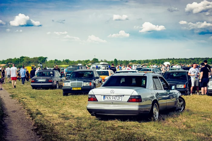 Srebrna »beczka« W124 na tle morza gwiazd — tak wyglądało toruńskie lotnisko z perspektywy uczestnika.