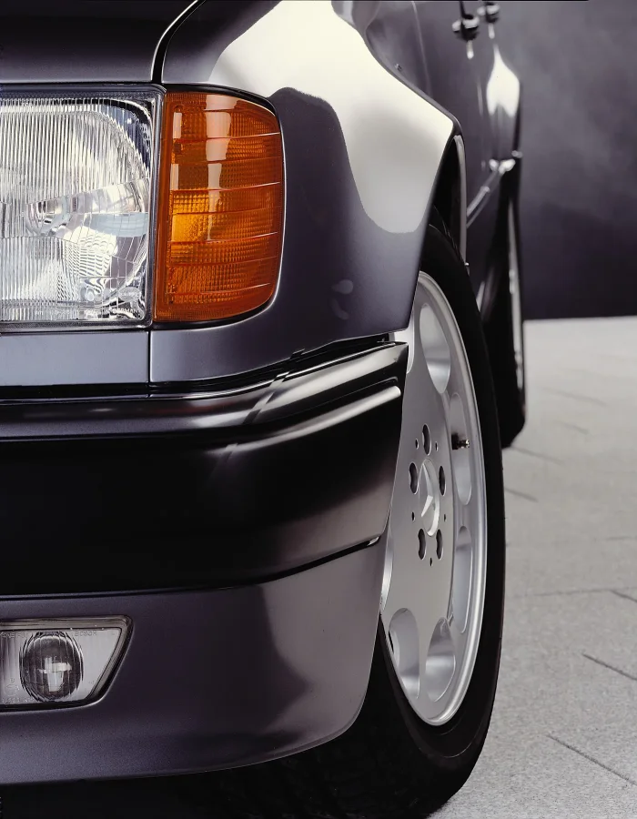 Detal poszerzonego przedniego nadkola 500E — sygnatura współpracy z Porsche, czytelna tylko dla tych, którzy wiedzą, czego szukać. Reszta świata widziała zwykłego Mercedesa. Znawca widział, że proporcje się nie zgadzają, i schodził z lewego pasa.