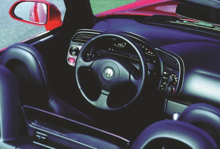 Zegary S2000 nocą. Podświetlenie prowadzi wzrok prosto do obrotomierza, bo to on dyktuje rytm jazdy — reszta wskazań może poczekać.