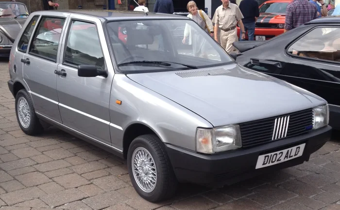 Fiat Uno 70 SL — wersja z benzynowym silnikiem 1.3 ze srodka gamy. Pod maska Uno przez lata pracowaly jednostki od oszczednego 903 po lekki, montowany przez roboty FIRE.