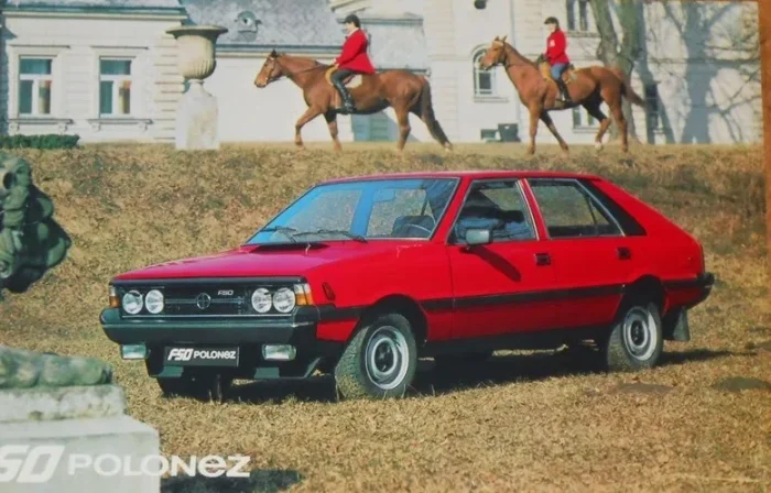 Kadr z fabrycznego prospektu FSO: Polonez pod pałacem, w tle jeźdźcy w czerwonych frakach. Tak fabryka sprzedawała marzenie o nowoczesności u progu lat 80.