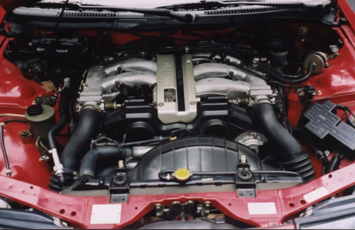 Podwójnie doładowany V6 (VG30DETT) w ciasnej komorze Z32. To upakowanie do dziś spędza sen z powiek mechanikom.