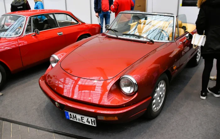 Czerwony Spider czwartej serii z początku lat 90. — ostatnie wcielenie. Studio Pininfariny wygładziło zderzaki w kolorze nadwozia i uspokoiło przód. Rok 1993 zamknął historię, która ruszyła w Genewie w 1966.