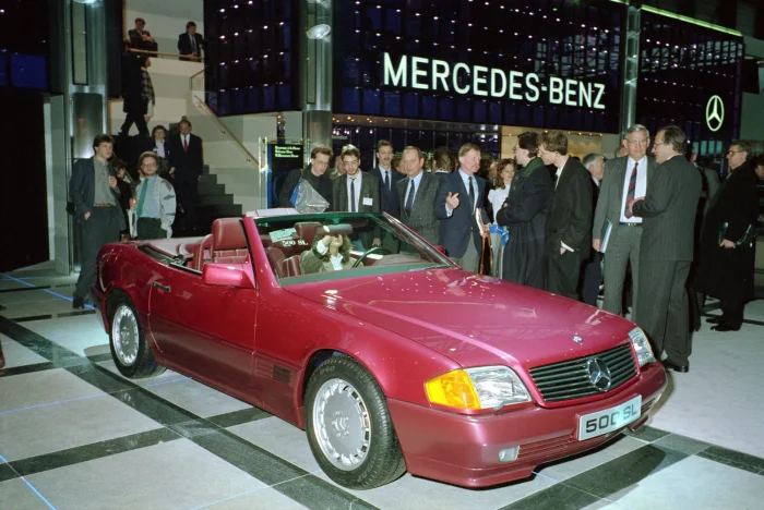Pięćdziesiąty dziewiąty Salon Samochodowy w Genewie, marzec 1989 - stoisko Mercedesa. R129 w światłach reflektorów, pierwsze publiczne wyjście modelu, który zastąpi osiemnastoletniego R107.