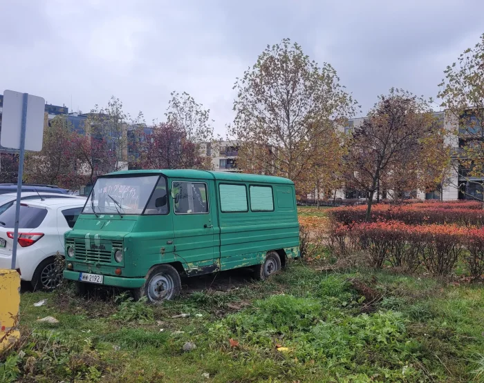 Porzucony Żuk dogorywa w chaszczach na warszawskim osiedlu. Druga strona historii: tysiące z nich skończyło żywot na podwórkach, gdy zabrakło części i chętnych.