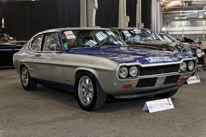 Ford Capri RS2600 — homologacyjna odmiana pierwszej generacji z 1971 roku, z mechanicznym wtryskiem Kugelfischera i 150 KM. To ona dała Capri sportową wiarygodność, której samo hasło reklamowe nigdy by nie zbudowało.